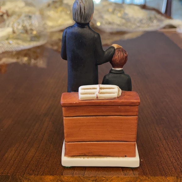 NORMAN ROCKWELL SCHOOLMASTER VINTAGE porcelain FIGURINE NR-210 - Picture 3 of 6